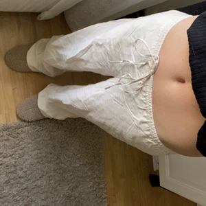 Super fina linnebyxor i storlek XS!🥰 - ”Linnebyxor” från HM i strl XS. Slutsåld på hemsidan i strl XS. På hemsidan heter de (Vid satinbyxa) så ej riktigt en linnebyxa! Men ändån väldigt skönt material❤️ Säljer då de är alldeles för långa på mig som är 168cm, annars hade jag behållt dom😍 Endast provade! Går att ha både låg-Högmidjade. Köpare betalar frakt✨💖