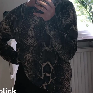 Orm tröja  - Säljer denna coola tröja med ormmönster💖💕lånad bild 