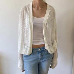 Ny tunn kofta escada sport - Aldrig använd kofta från Escada sport. Strl xs. Cremevit. Ballongärm. Ingen knäppning. Fin detalj i bak. 