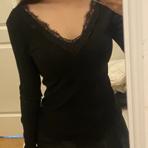 Svart spets tröja - Säljer denna spets tröja som är köpt i new yorker för 149 kr. Man kan både ha den så som i bilden eller off shoulder. Vill även påpeka att det är spegeln som e lite smutsig så det är inte tröjan!  