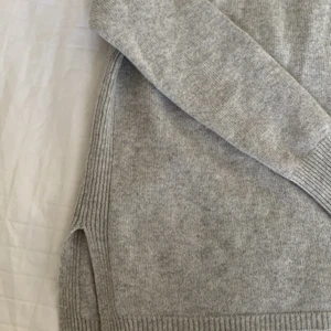 Soft goat tröja - Stickad tröja från Soft Goat som är helt slutsåld och inte går att få tag på längre! den är i 100% cashmir och sååå skön🙏🏼har även en liten slits💘Köptes på plick från en tjej som endast använt den 1-2 ggr för 650kr säljer för 450 + frakt (kan mötas upp)