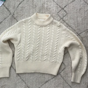 Stickad tröja! - Jag säljer min superfina beige/vita stickade tröja! Använd fåtal gånger så den är i nyskick❤️säljer för att jag inte fått användning för den! Obs frakt ingår inte i priset!