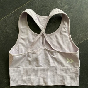 Sport top  - Lila spor top från lager 157. Använd ett fåtal gånger. Storlek M. Säljer för 60kr plus frakt💜💜