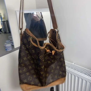 LV väska  - Vintage Louis Vuitton axelremsväska väska i fint skick. Dock lite sliten på undersidan. 
