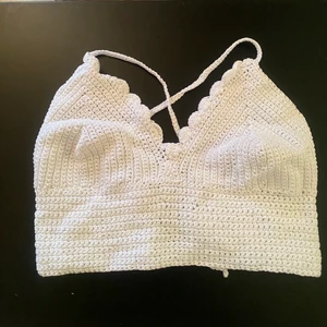 Virkad topp - Egen virkad topp. Öppen rygg med knytning där bak. Tog lång tid så det är mkt kärlek bakom denna🥺🥰 passar Xs, A-C kupa🤍🤍