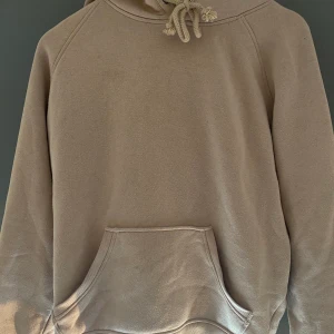 Beige Hoodie  - Säljer denna supersnygga beiga hoodien från Ginatricot. Storlek S. Har varit min favorit tröja länge så är använd en del. Säljer pga att jag har alldeles för många likande tröjor. 100kr plus frakt🤎✨