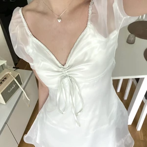 Vit klänning - Superfin vit sommarklänning! Hade först tänkt använda denna till studenten men har hittat en ny! Klänningens material syns bäst på första bilden!☺️ Storlek S men passar XS-S!