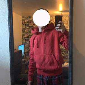 Hej, säljer min alpha industries Hoodie för att den knappt används längre. Helt okej skick lite slitet tryck på tröjan då det blir så efter man har tvättat den några gånger. Väldigt skön tröja och använda hemma tex. Luvan på tröjan är väldigt stor. Överlag så är tröjan fin och jätte skön! Original priset är (1000) kanske haft den i 2-3 månader 