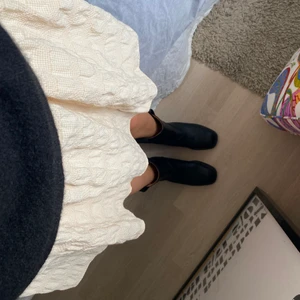 Kjol - Superfin ljus kjol som passar till allt och är jätteskön, det är shorts i men som såklart inte syns. 💕💕💕 köpte för typ 350 kr och är bara använd 1 gång☺️