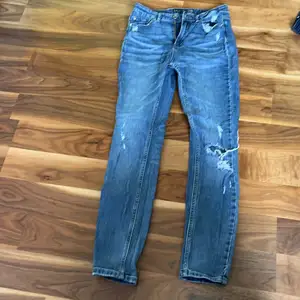Jeans från New Yorker/AMISU i storlek 28/S. En gång använt. Leverans efter överenskommelse 
