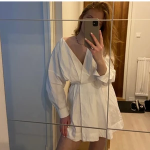Vit klänning - Jättefin studentklänning från zara i strl M men passar även S😚