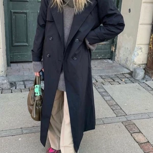 Kappa  - Säljer denna superfina kappa, den är tunn i materialet så passar absolut nu i sommar med 🤍🤍 pris kan diskuteras vid snabb affär ✨