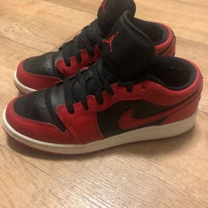 Air Jordan 1 Low i storlek 38,5 - Säljer nu mina Jordan som har blivit använd ett antal gånger och är creesade framme. 