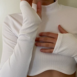 Topp från H&M - storlek M - Vit, Lång ärmad ribbad crop top. Aldrig använd så den är som sprillans ny 😍. Perfekt party topp eller till vardags om man så vill! 