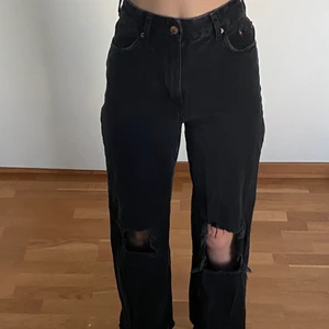 Svarta Jeans - Skitcoola svarta jeans med hål i. De kommer ej till användning längre då de är lite för små, men är i gott skick.💖 Skulle sitta jättebra på en XS/S, man får en väldigt fin form i dem och de passar till allt möjligt💕