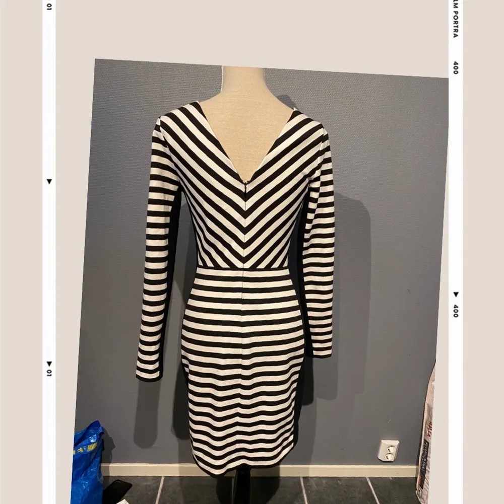 An original Michael Kors dress. Bought from Sellpy but never worn, the tag is still there. I cant use it because of weight loss. It has color block on the sides and on the arm area that gives a slimming effect. The material is think and sits well on your body. I can arrange sending together if buying several items. Please take a look at my other ads on my page❤️. Klänningar.