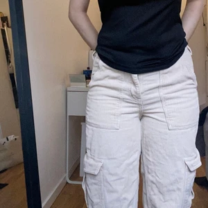 Cargo byxor från Urban outfitters - Ett par beiga cargo / manchester byxor. Använda ett få tal gånger. Jag är 168 cm 