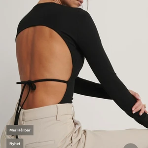 Body med öppen rygg - NA-KD  - Säljer nu denna bästsäljaren från NA-KD i färgen VIT, endast använd 1 gång💕nypris - 329kr