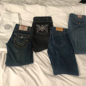 Snygga jeans  - Rensar garderoben, tycker alla jeansen är svin snygga men säljer dom dåå dom inte passar helt rätt eller inte kommer till användning!!💕ska lägga ut annons för varje när jag hinner men om man är intresserad eller vill se fler bilder  är det bara att skriva!!! True religon jeansen är sålda. Tiger  of Sweden jeansen och dom andra ljus blåa jeansen är storlek s (200kr) dom vita jeansen är baggy i passformen dom mörka är utsvängda där nere i storlek M 