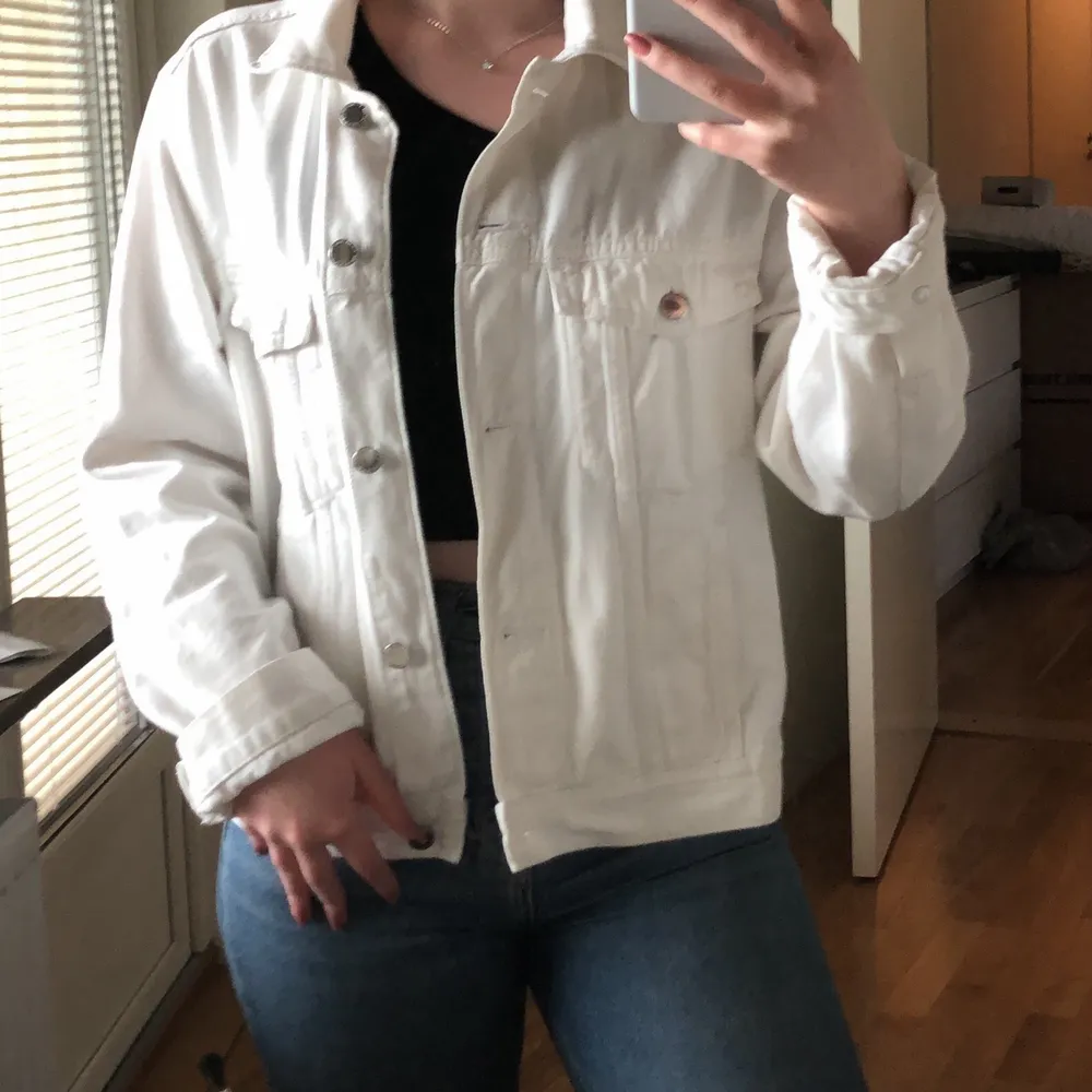 En vit jeans jacka som jag inte vet vart den kommer ifrån faktiskt men säljer då jag inte gillar den hur den sitter på mig. . Jackor.