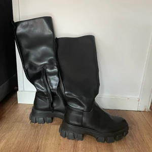 Höga stövlar - Tänkte sälja mina höga blanka stövlar från NA-KD då dom inte kommer till användning då jag har fler par! Dom är använda 1 gång så i princip som nya! Skorna slutar precis vid knäna på mig som är 160, storlek 38