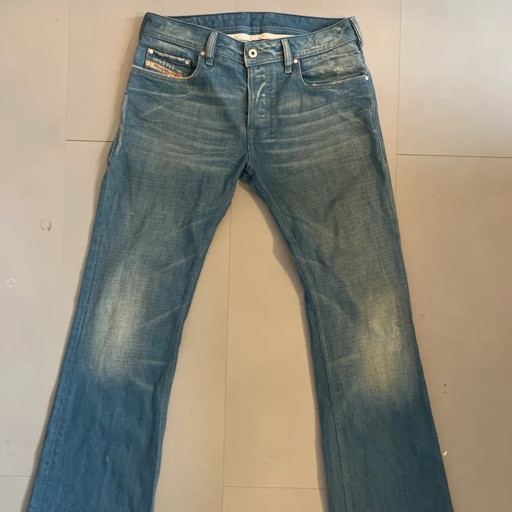 Ett par diesel jeans med jätte fin fade och färg, fickornas detaljer påminner lite om true religions backfickor, köpta second hand för ett tag sen. Om du frågor om bilder på eller mott kan du skicka ett meddelande. Möts upp i centrala Stockholm och kan posta spårbart. Jeans & Byxor.