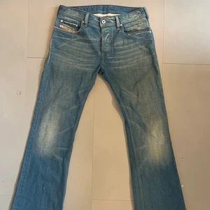 Diesel jeans - Ett par diesel jeans med jätte fin fade och färg, fickornas detaljer påminner lite om true religions backfickor, köpta second hand för ett tag sen. Om du frågor om bilder på eller mott kan du skicka ett meddelande. Möts upp i centrala Stockholm och kan posta spårbart