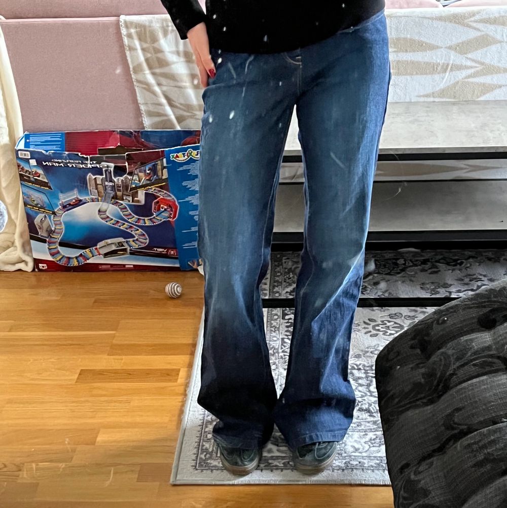 Super snygga flare jeans som jag köpte på Zalandos second hand webbshop, jag är 1,63 m och är baggy på mig. Perfekt skick, priset kan diskuteras,. Jeans & Byxor.