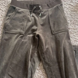 Juicy Couture byxa stolek M brun - Hej, jag säljer mina bruna juicy byxor i stolek M 👍 säljer pågrund av att det är för stora på mig och långa, är 160 cm lång. Det går också att köpa köpa hela mitt bruna sett för 1300kr ❤️ har andvänt byxorna ganska många gånger, ca 15 gånger så byxorna är ganska andvända, metallsaken på smörerna har färgat av sig lite av tvätten men inget som syns mycket därför är start budet på 500kr ❤️ hör av er vid intresse eller om ni vill se fler bilder på byxorna/hur det sitter på/metall saken på snöret 👍❤️