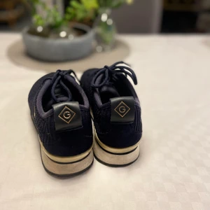 Gant sneakers - Gant sneakers i mörkblått, knappt använda så i gott skick. 