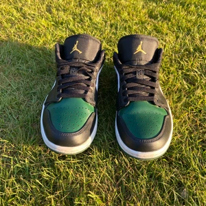 Jordan 1 low Green Toe  - Skorna är använda men dom är i ett väldigt bra skick. Lådan ingår såklart skicka till mig för fler bilder. 