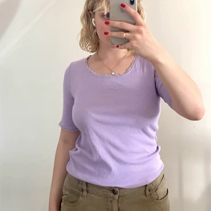 Gullig topp - Gullig lila topp från Monki med fina spetsdetaljer, bra skick🌸