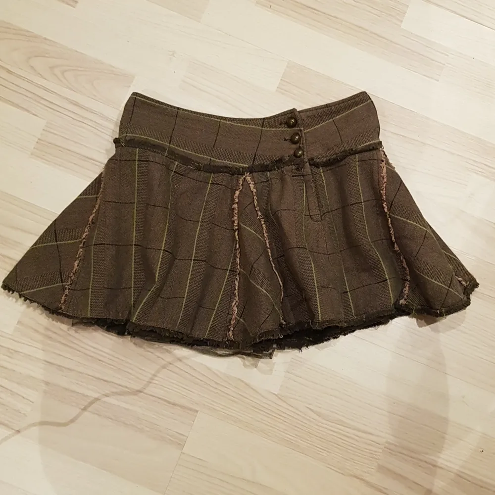 Superfin kjol med tre knappar på sidan och rutigt mönster. Älskar den men har haft den för länge och kommer nog inte använda den. Köptes secondhand för 200kr och är oanvänd och i bra skick! (:. Kjolar.