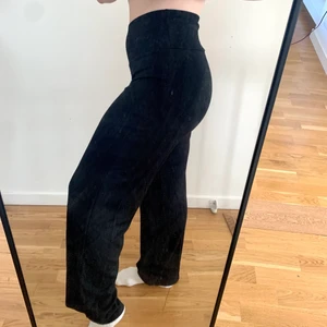 Träningsbyxor  - Väärldens skönaste träningsbyxor från SOC. Knappt använda🌸 så mjuka och strechiga. Jag är 161 och är ungefär en M