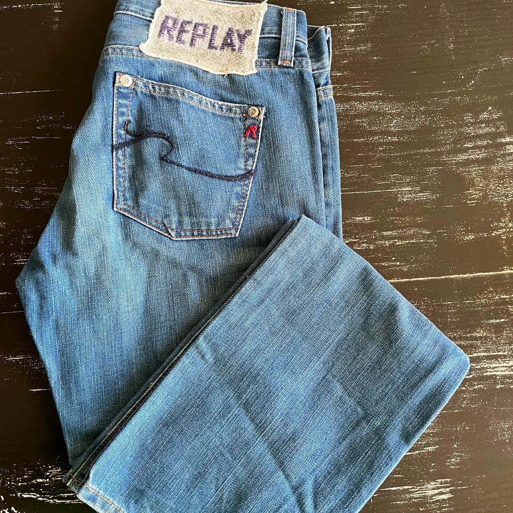 Coola ljusblåa jeans från Replay i super skick. Har bara används några gånger. Storlek w27 l32 och modell 545.. Jeans & Byxor.