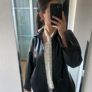 Skinnjacka - Jättesnygg jacka i ”skinn”, passar till det mesta och är knappt använd! Snygg för sig själv och med andra plagg till!