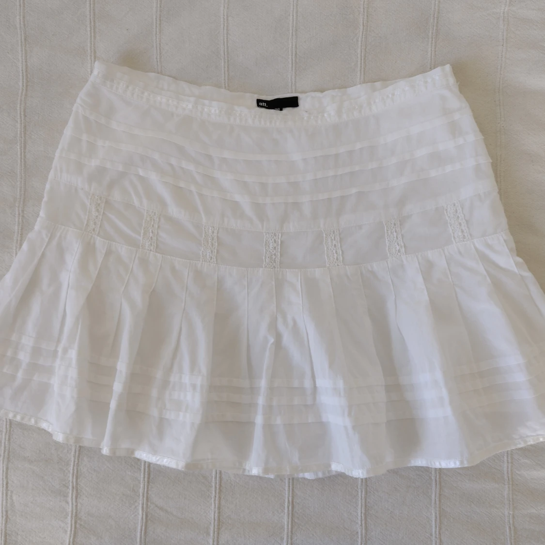 Vit volangkjol med virkade detaljer - 90