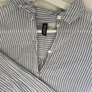 Skjorta från Hm - Blårandig tröja som är använd, men är i bra skick. Är väldigt fin och sitter bra på. Det är en storlek 34 så den sitter inte oversize.