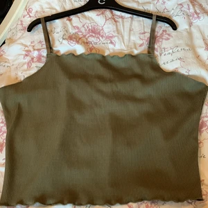 Sommartopp  - Hej! Säljer en jätte fin  Sommartopp från bikbok som jag köpte förra sommaren. Har köpt nytt och rensar garderoben. Den är i jättebra skick och jag älskar färgen! 50kr för den då den är en av mina favoriter! Låga priser pga rensning av garderoben ☀️