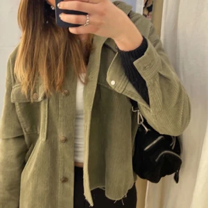 Jacka  - Säljer denna sjukt snygga militärjackan från Zara, (andra bilden är lånad)säljer för 250kr+frakt!!