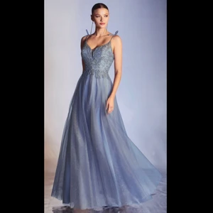 Balklänning från Cinderella Divine  - Oanvänd (endast provad) balklänning i ’Smoky Blue’, storlek M (kan lämnas in för alterering). Klänningen heter CD0178. Köpt för 3000kr på Proms and Weddings i Malmö och säljs eftersom att jag hittade en annan klänning. Shipping kan diskuteras :)