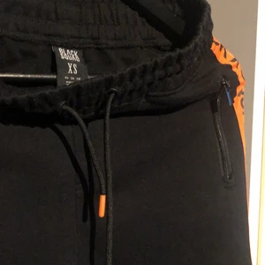 Mjukisbyxor  - I storlek xs och är egentligen för killar men passar båda! Ifrån black squad, det finns även en liten ficka där bak och två med dragkedja där framme!