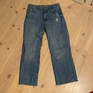 Gina Jeans - Fina gina-jeans i storlek 38 som jag säljer pga att de inte passar mig längre💖 De är lite kortare längst ner (går typ till hälen) då det är designen :)                                                                                  ‼️(frakten kan variera för är osäker på vilken storlek på paket jag behöver för att få plats med jeansen i)‼️