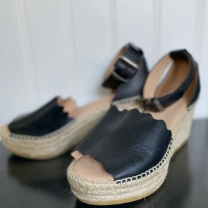 Rizzo kilklackar - storlek 38 - Helt nya kilklackar, köpta på NK och använt dom endast 1 gång. Är i storlek 38. 