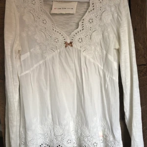 Odd Molly blus - Odd Molly blus. Använd men i bra skick. Den är i storlek 0 vilket motsvarar en XS men passar en S också. Kan skickas men då står köparen för frakten☺️