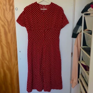 Prickig klänning - Fin prickig klänning🥰 aldrig använd bara testad! Står inte vilken storlek det är men skulle gissa på M då den är lite stor på mig som brukar ha S🥰