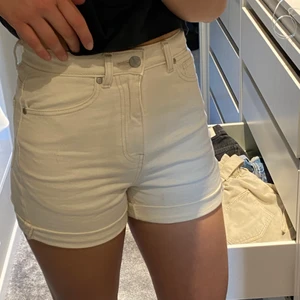 Stay jeans shorts  - Snygga vita/beiga jeans shorts från Stay. Köpta för 599 på carlings. Stretchiga och super sköna men tyvärr små för mig! 