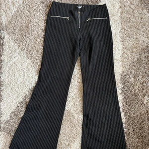 Lågmidjade byxor  - så snygga men för små för mig tyvärr, flared passform och låg midja.