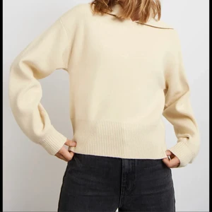 Gina tricot tröja - Gina tricot tröja i storlek M, aldrig använd! Nypris 399kr mitt pris 200kr om du vill mötas upp, 260kr om den ska skickas!