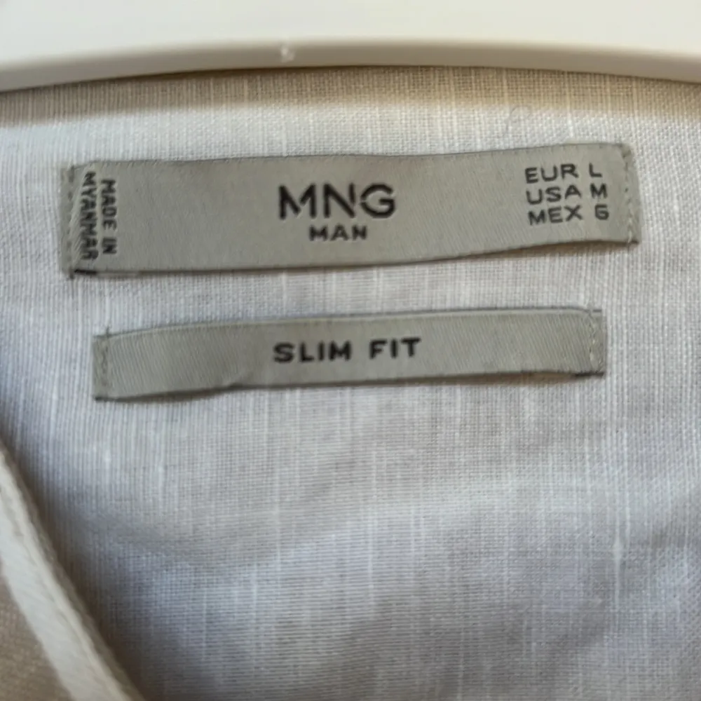 Linneskjorta storlek L, från märket MANGO, använd fåtal gånger så i ett mycket bra skick!              Kika gärna dem andra skjortorna i min profil!                    Nypris: 599. Skjortor.